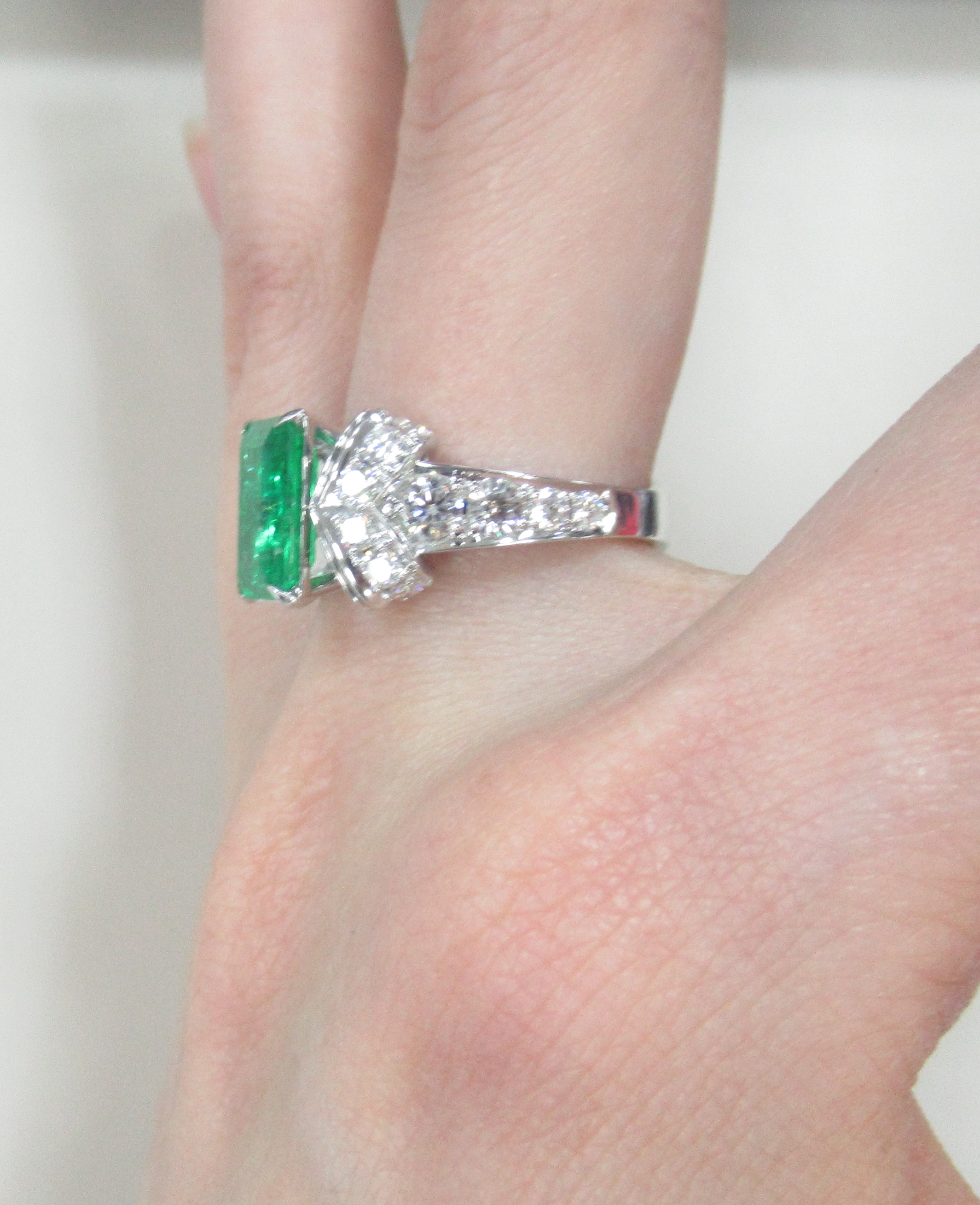 Кольцо из белого золота с изумрудом